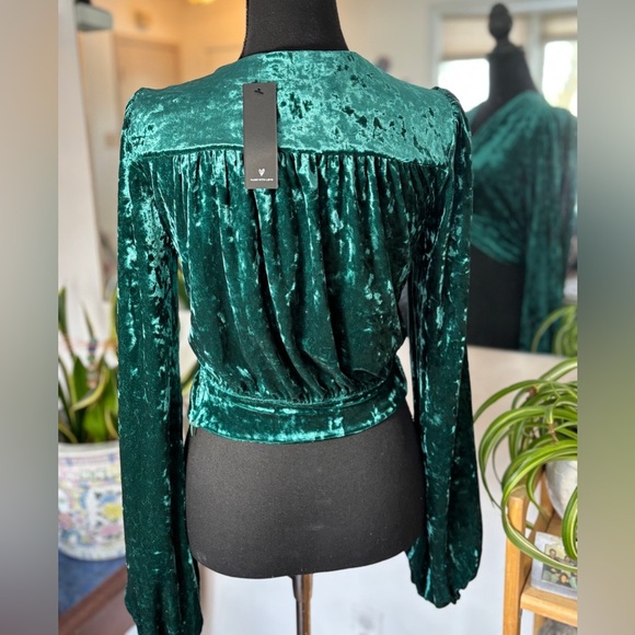 NWT Lulus Festive Find Emerald Green Crushed Velvet Twist-Front Crop Top SZ S - Picture 4 of 5